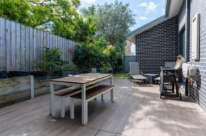 Modern 3-Bed Townhouse with Alfresco Dining & BBQ